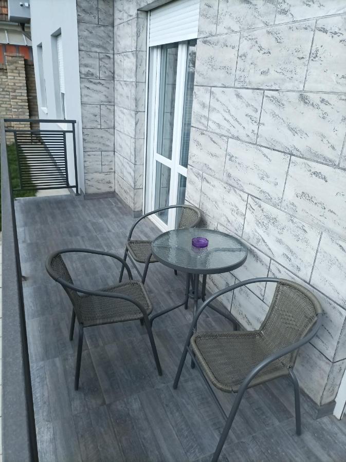 Aaapartmani Indjija Indija Exterior foto